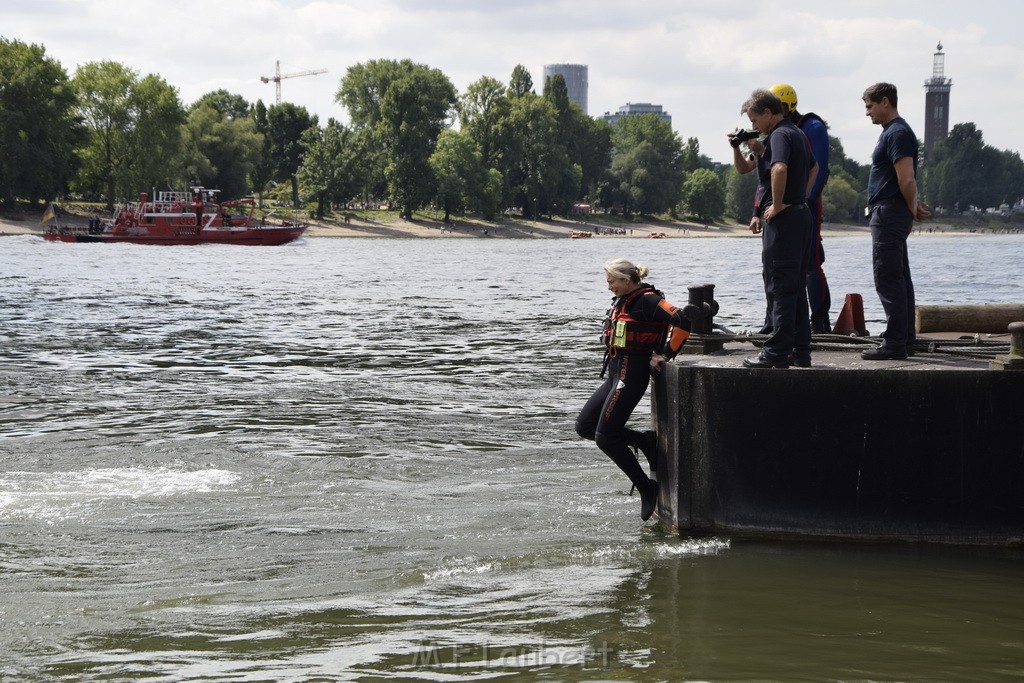 Uebung BF Taucher und Presse Koeln Zoobruecke Rhein P256.JPG - Miklos Laubert